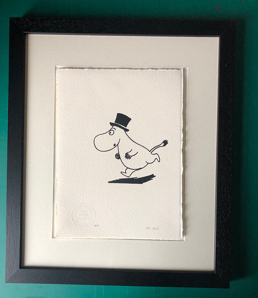 Moominpapa scurries - classic black and white