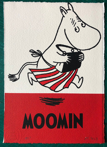 Moominmamma runs (with handbag and apron).